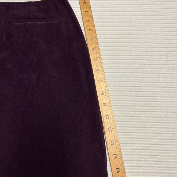 Maurices skirt Womens  6 Burgundy mini skirt  faux velvet suede - Picture 5 of 7